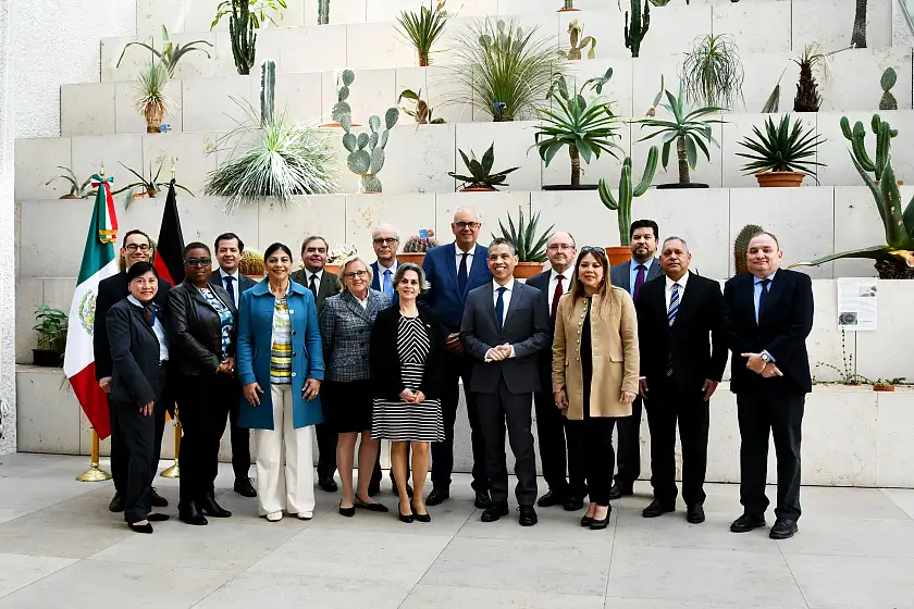 Bürgermeister Andreas Bovenschulte (hintere Reihe Mitte) traf sich auf Einladung des mexikanischen Botschafters Francisco Quiroga Fernández (vordere Reihe vor Bodenschulte) mit den Botschafterinnen und Botschaftern der lateinamerikanischen Staaten. 