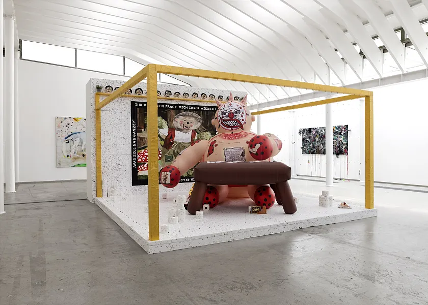 Daniel von Bothmer, AUA AUA AUA, 2025, Installation, verschiedene Materialien.