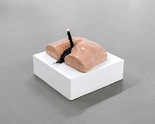 Laura Pientka, Tender Blossom, 2022, Keramik und Wachskerze, 32 x 40 cm.