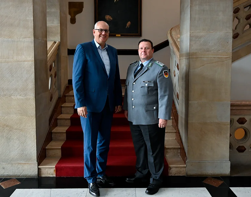 Bürgermeister Andreas Bovenschulte (li.) begrüßt Oberst Thomas Geßner, Kommandeur Landeskommando Bremen, im Rathaus.