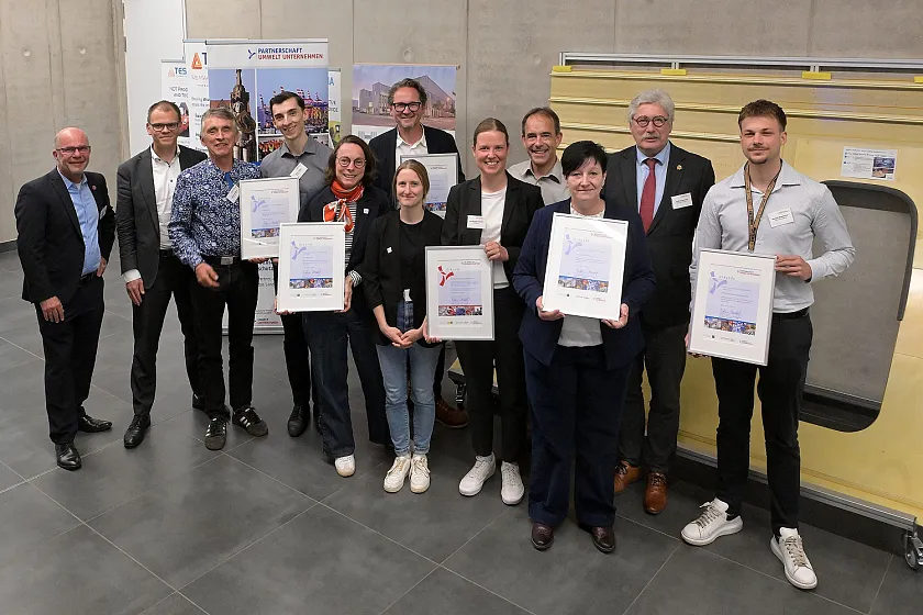 Umwelt-Staatsrat Jan Fries (2. v.l.) und Martin Schulze von der Geschäftsstelle Umwelt Unternehmen (links) begrüßten Vertreterinnen und Vertreter der fünf neuen Mitgliedsunternehmen und des ausgezeichneten Klimaschutzbetriebs.