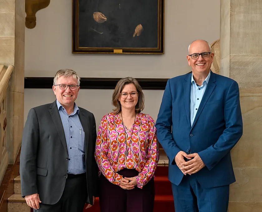 Antrittsbesuch von Joachim Schuster als neuer Verbandsratsvorsitzender des Paritätischen Bremen. Personen (v.l.): Dr. Joachim Schuster, Verbandsratsvorsitzender; Birgitt Pfeiffer, Vorständin; Bürgermeister Andreas Bovenschulte. 