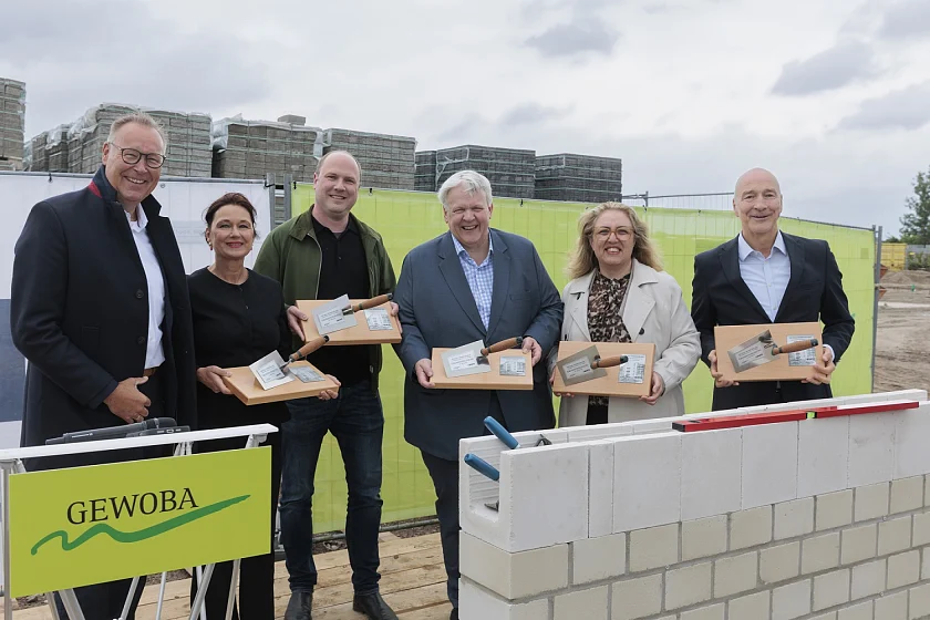 Bei der Grundsteinlegung (von links): Hergen Stolle (Bunte Bauunternehmung), Dr. Susanne Schmidt (Verbandsdirektorin Verband der Wohnungs- und Immobilienwirtschaft in Niedersachsen und Bremen), Architekt Tilman Siegler (Schröder Architekten), Jens Eckhoff (MdBB), Bausenatorin Özlem Ünsal, Gewoba-Vorstand Dr. Christian Jaeger. 