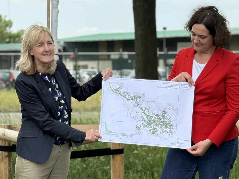 Senatorin Kathrin Moosdorf (rechts) und UBB-Geschäftsführerin Viola Hellwag freuen sich über die Fortsetzung des Baumförderprogramms: Mit weiteren 700 neuen Bäumen wird Bremen noch grüner.