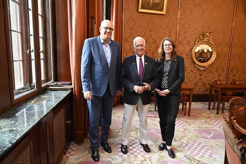 Bürgermeister Andreas Bovenschulte (links) begrüßte den Präsidenten des Dickinson-College, John E. Jones, und Dr. Mandy Boehnke (Konrektorin der Universität Bremen für Internationalität, wissenschaftliche Qualifizierung und Diversität) im Senatssaal. 