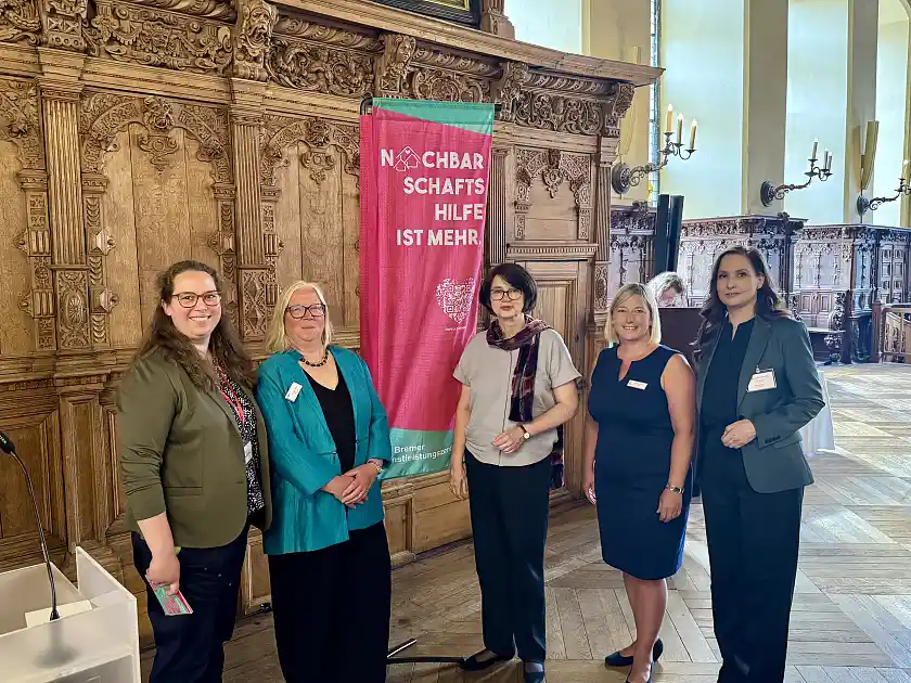 Bei der Feierstunde (von links): Karina Busch (Deutsches Rotes Kreuz), Andrea Ackermann (Arbeiterwohlfahrt), Senatorin Claudia Bernhard, Miriam Kautz (Caritasverband), Nicole Bahn (Paritätische Gesellschaft für Soziale Dienste). 