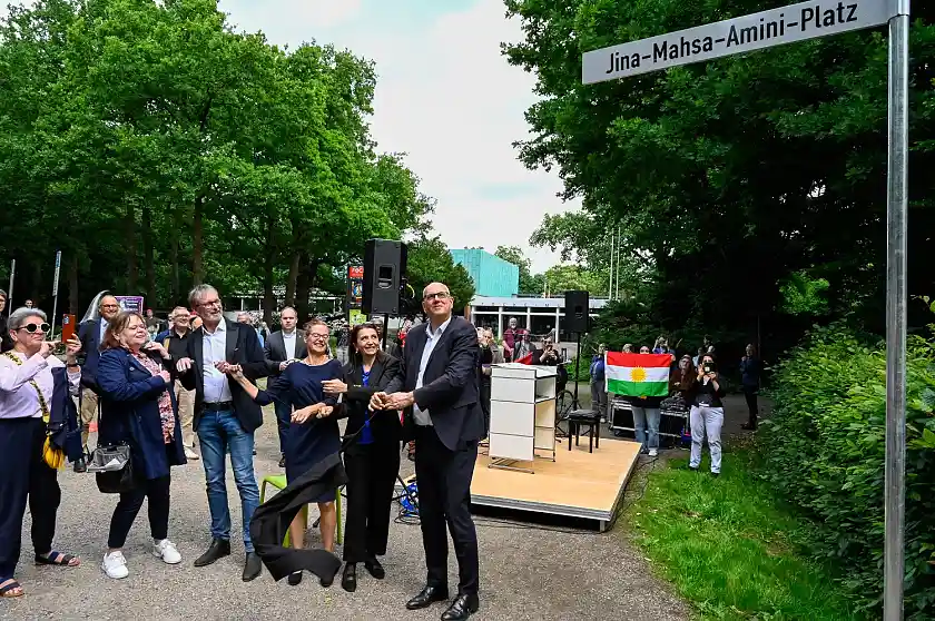 Feierliche Enthüllung des Schildes Jina-Mahsa-Amini-Platz vor dem Focke-Museum. Personen (v.l.): Gudrun Eickelberg, Sprecherin des Beirats Schwachhausen; Ortsamtsleiter Ralf Möller; Dr. Anna Greve, Direktorin Focke-Museum; Naciya Celebi Bektas, Initiatorin des Bürgerantrags, Bürgermeister Andreas Bovenschulte. 