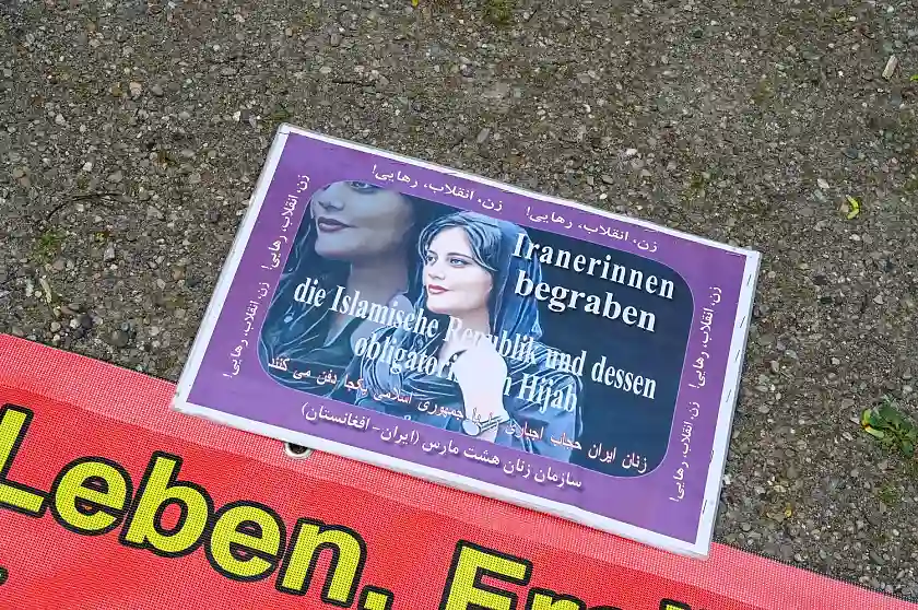 Die Iranerin Jina Mahsa Amini kam kurz nach ihrer Festnahme 2022 durch die iranische Sittenpolizei aus bislang ungeklärter Ursachen zu Tode. 