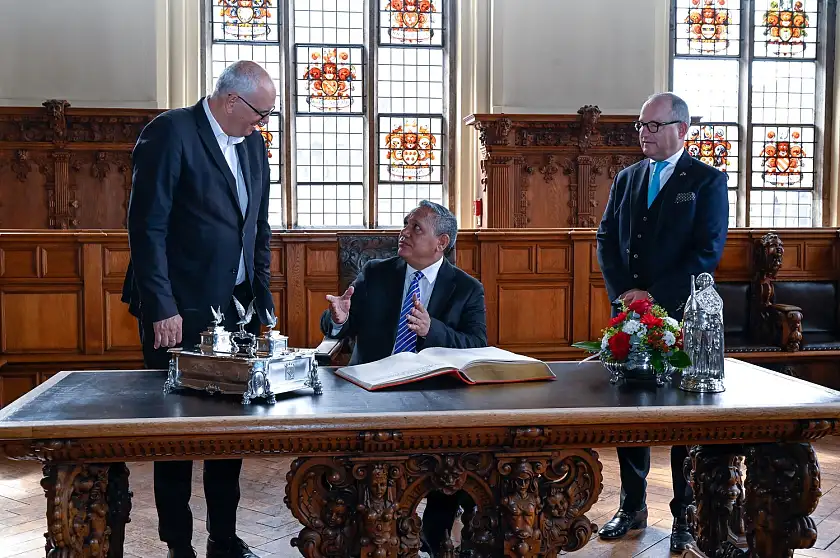 Der Botschafter Panamas, Vladimir Adolfo Franco Sousa (Mitte) im Gespräch Bürgermeister Andreas Bovenschulte. Honorarkonsul Kai Hessemer begleitet den Botschafter beim Antrittsbesuch.