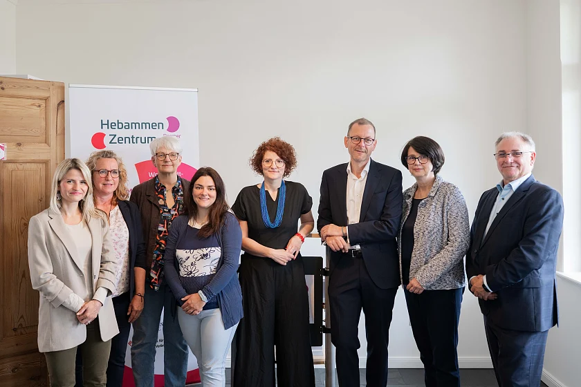 Eröffnung des neuen Hebammenzentrum im Goethequartier in Bremerhaven. Im Bild (von links): Stina Rühmann (HZ Bremerhaven), Maja Finke(HZ Bremerhaven), Maren Willmann (HZ Bremerhaven), Stella Schultze (HZ Bremerhaven), Saskia Beck-van Düllen ((Pädagogische Leitung Hans-Wendt-Stiftung), Stadtrat Martin Günthner, Senatorin Claudia Bernhard und Jörg Angerstein (Vorstand Hans-Wendt-Stiftung). 