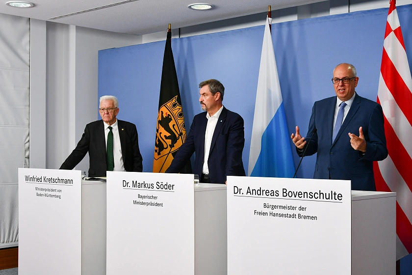 Bürgermeister Andreas Bovenschulte präsentierte das Drei-Länder-Papier zusammen mit seinen Kollegen aus Baden-Württemberg, Winfried Kretschmann (links), und Bayern, Markus Söder (Mitte). 