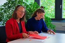 Senatorin Sascha Karolin Aulepp (links) und Lena Blum von der Freiwilligen-Agentur Bremen unterzeichnen die Kooperationsvereinbarung zum Start des Bildungsprojekts Lernen durch Engagement (LdE). Foto: Bildungsressort