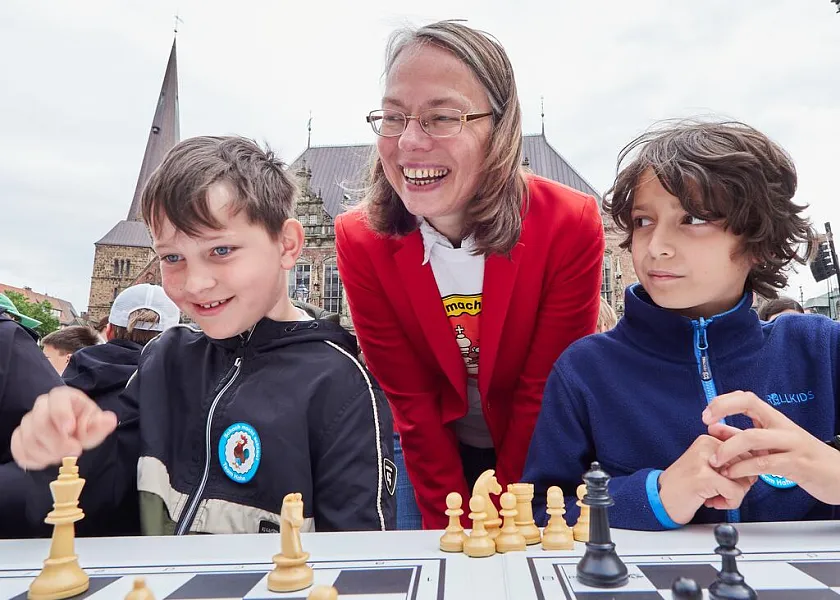 Senatorin Aulepp feuert zwei Schachspieler während der entscheidenden Partie an.