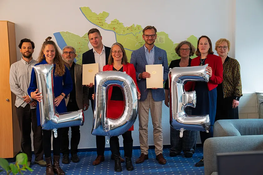 Die Beteiligten, die die Schulen bei der Umsetzung der Lernform begleiten (von rechts): Renate Raschen (Bildungsressort), Kirsten Wagner (Nordmetall-Stiftung), Meike Herminghausen (LIS), Stephan Rademacher (LIS), Bildungssenatorin Sascha Aulepp, Till Krägeloh (Barthel Stiftung), Christian Buchberger (LIS), Lena Blum (Freiwilligen-Agentur Bremen), Jannick Leunert (Nordmetall-Stiftung). 