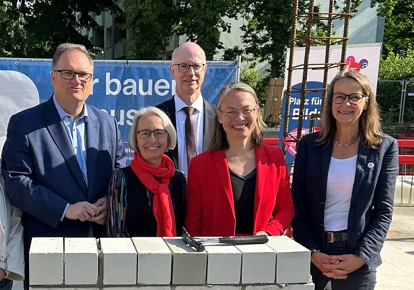 Freuen sich über die Grundsteinlegung für den Bildungscampus Sodenmatt (v.l.): Finanzsenator Björn Fecker, Uta Kummer, Geschäftsführerin von Immobilien Bremen, Uwe Kathmann, Geschäftsführer von KiTa Bremen, Bildungssenatorin Sascha Karolin Aulepp und Schulleiterin Silke Zimmermann. Foto