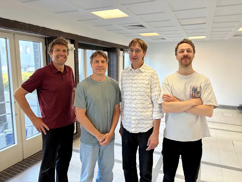 Die drei Data Champions 2025, (v.r.n.l) Dr. Steven Franke, Dr. Daniel Steinhage, Dr. Veit Helm, mit Prof. Dr. Olaf Eisen, der die Forschenden für den Preis nominiert hat. 