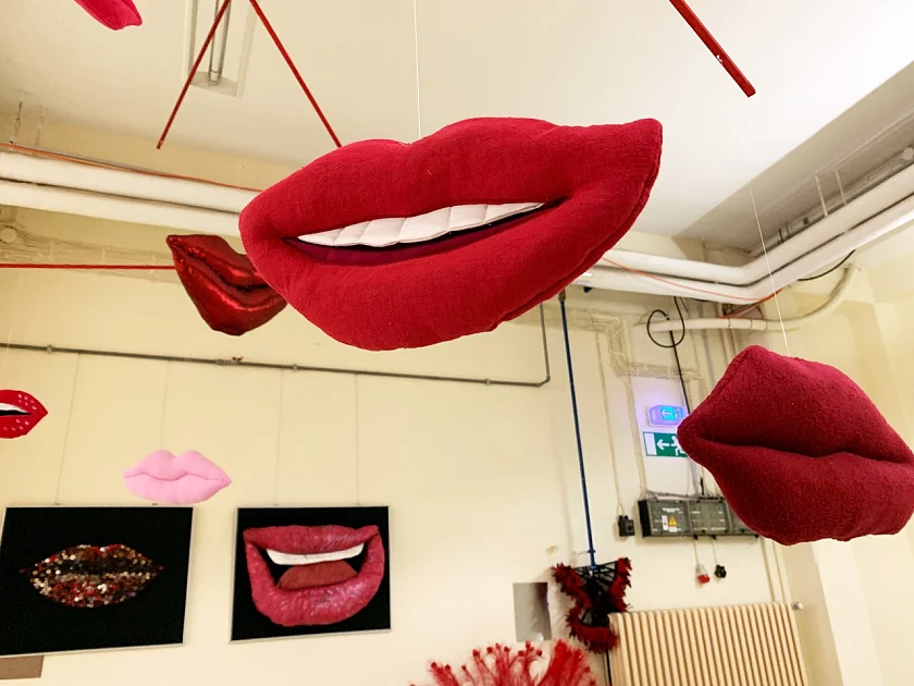 Eine Installation – neben Grafiken, Performances und multimedialen Arbeite, die einen vielschichtigen Einblick in subjektive Perspektiven auf das Glück geben. 