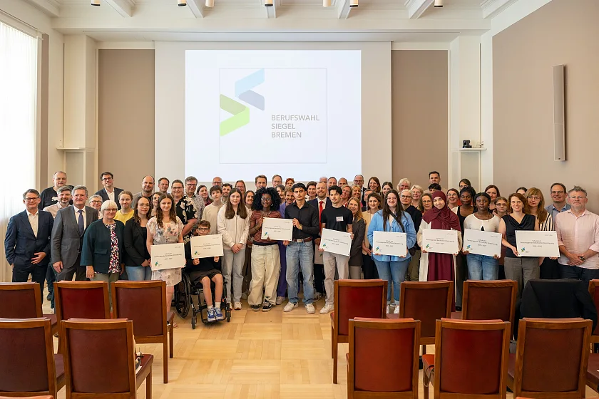 Vertreterinnen der ausgezeichneten Schulen mit ihren Auszeichnungen.