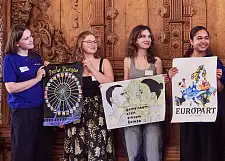 Schülerinnen des Alten Gymnasiums stellen mit dem Plakat Gemeinsam Europa ihr Engagement für Europabildung vor – ein kreativer Beitrag zur Präsentation ihrer Schule als Europaschule. 