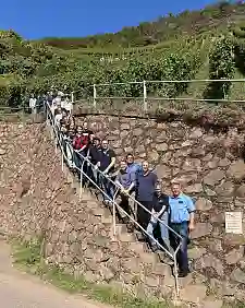 Das Lese-Team 2024 kurz bevor es im Bremer Weinberg, dem Erdener Treppchen, an die Arbeit ging. 