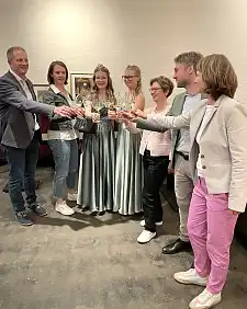 Zum Wohl! Von links: Winzer Stefan Lotz, Lydia Krämer (Römerkelter Verein), die Erdener Weinhoheiten Leonie und Luisa, Sozialsenatorin Dr. Claudia Schilling, Ratskellermeister Frederik Janus und Sabine Kohler, Geschäftsführerin der Werkstatt Bremen stoßen auf die gute Zusammenarbeit an. 