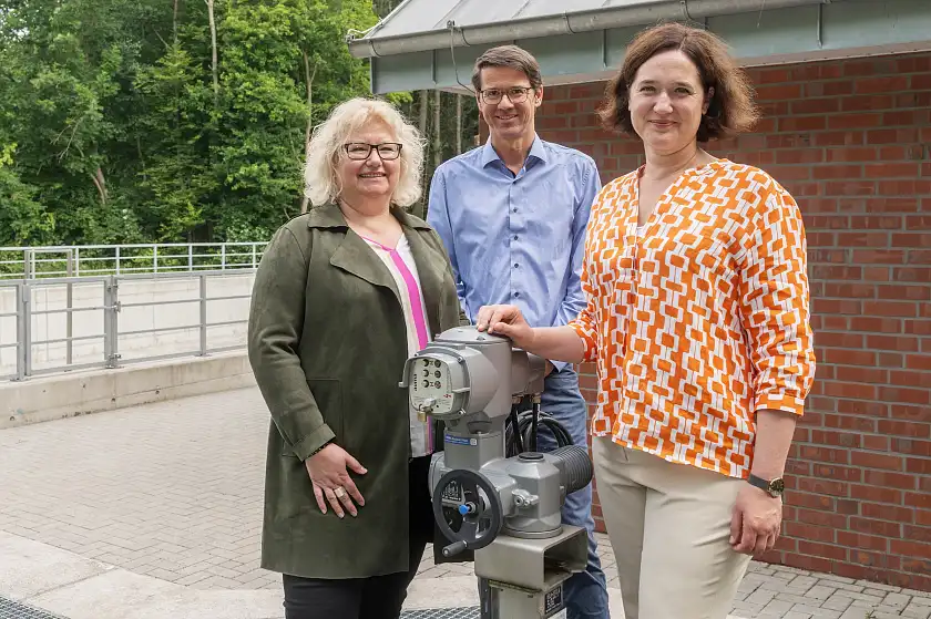 Umweltsenatorin Kathrin Moosdorf (rechts), Hansewasser-Mitarbeiter Christian Reder und Hansewasser-Geschäftsführerin Sabine Wahler weihen gemeinsam das generalsanierte Pumpwerk Burg ein. 