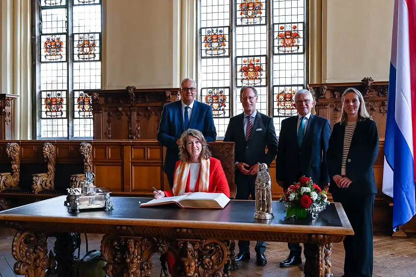 Eintrag in das Goldene Buch: Botschafterin Hester Somsen (sitzend) und Bürgermeister Andreas Bovenschulte, Honorarkonsul Cornelius Neumann-Redlin, Hylke Boerstra, ehemaliger Honorarkonsul und Konsulin Willemijn van der Toorn.