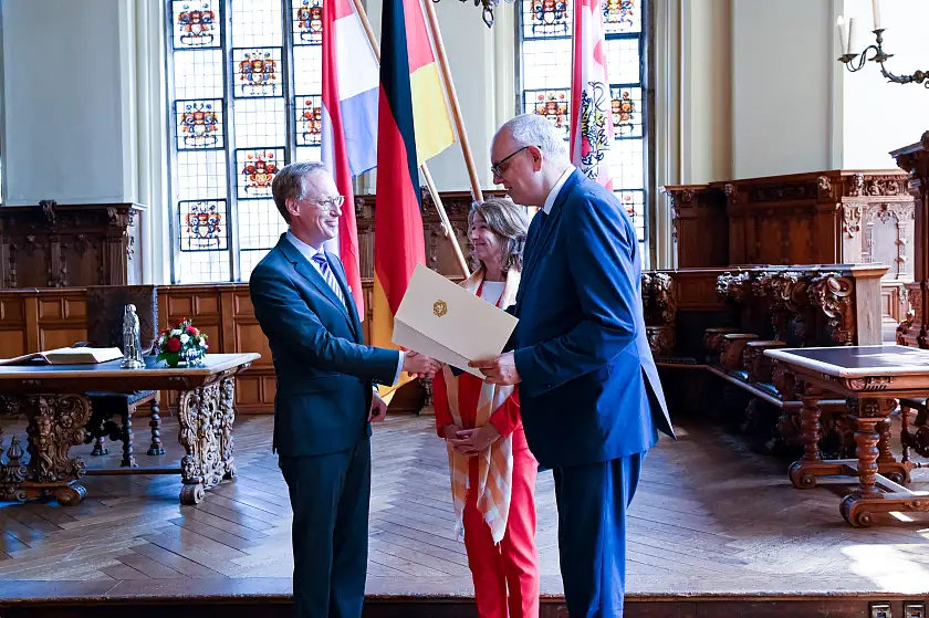 Urkundenübergabe an den neuen Honorarkonsul Cornelius Neumann-Redlin durch Bürgermeister Andreas Bovenschulte (re.) in Begleitung von Botschafterin Hester Somsen. Foto: Senatspressestelle