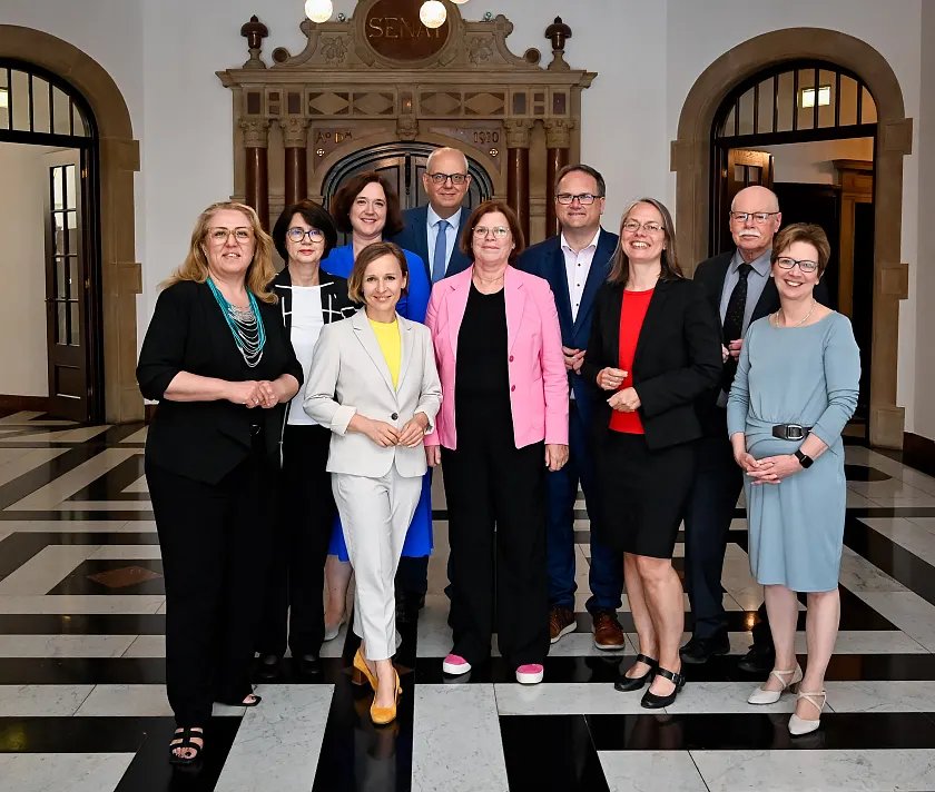 Der ganze Senat (von links): Özlem Ünsal (Senatorin für Bau, Mobilität und Stadtentwicklung), Claudia Bernhard (Senatorin für Gesundheit, Frauen und Verbraucherschutz), Kathrin Moosdorf (Senatorin für Umwelt, Klima und Wissenschaft), die neue Bevollmächtigte beim Bund und für Europa, Nany Böhning, Bürgermeister Andreas Bovenschulte, Kristina Vogt (Senatorin für Wirtschaft, Häfen und Transformation), Finanzsenator Björn Fecker, Sascha Karolin Aulepp (Senatorin für Kinder und Bildung), Ulrich Mäurer (Senator für Inneres und Sport), Claudia Schilling (Senatorin für Arbeit, Soziales, Jugend und Integration und Senatorin für Justiz und Verfassung). 