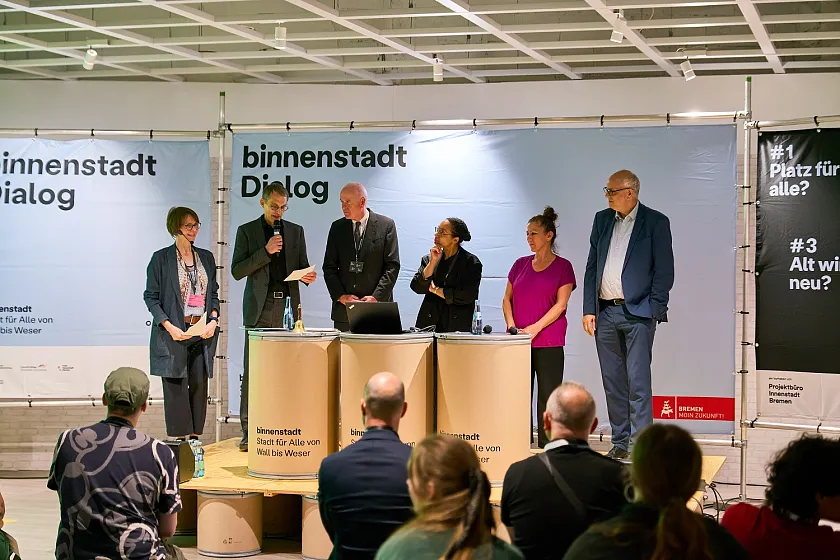Perspektiven-Talk zur zukünftigen Nutzungsmischung (von links.): Moderatorin Mone Böker, Carl Zillich (Geschäftsführung Projektbüro Innenstadt Bremen), André Grobien (Präses der Handelskammer), Prof. Dr. Renée Tribble (Expertin für Städtebau und Prozessgestaltung), Saher Khanaqa-Kükelhahn (Psychologin und Demokratie-Aktivistin) und Bürgermeister Andreas Bovenschulte. 