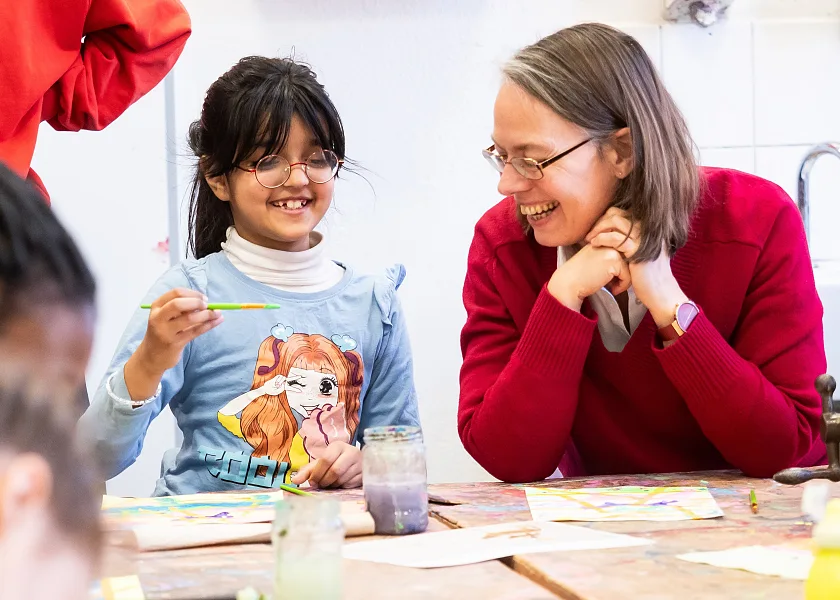 Die Senatorin für Kinder und Bildung, Sascha Karolin Aulepp, tauchte bereits im März mit einer Bremer Klasse in die Welt der Kunst ein. Ab heute sind die Werke von rund 300 Schülerinnen und Schüler in der Bremer Kunsthalle zu sehen. 
