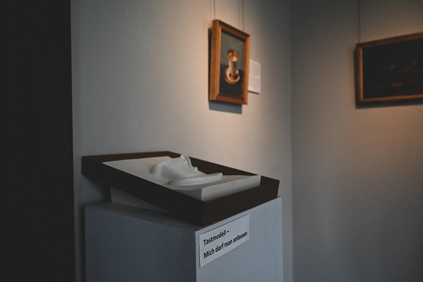 Das Gemälde Goldrandtasse von Hermine Overbeck-Rohte mit Tastmodell im Overbeck-Museum. 