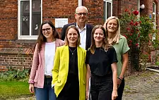 von rechts:  Judith Schleinitz (Projektmitarbeiterin IC Arbeit & Gesundheit),  Julia Schwan (Projektmitarbeiterin IC Arbeit & Gesundheit), Bürgermeister Andreas Bovenschulte, Svenja Böning (Geschäftsführerin Hoppenbank e.V.) und Madlen Lütjens (Mitarbeiterin bei der Senatorin für Arbeit, Soziales, Jugend und Integration).