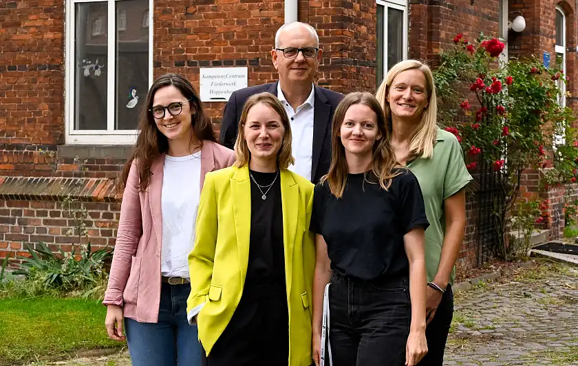 von rechts:  Judith Schleinitz (Projektmitarbeiterin IC Arbeit & Gesundheit),  Julia Schwan (Projektmitarbeiterin IC Arbeit & Gesundheit), Bürgermeister Andreas Bovenschulte, Svenja Böning (Geschäftsführerin Hoppenbank e.V.) und Madlen Lütjens (Mitarbeiterin bei der Senatorin für Arbeit, Soziales, Jugend und Integration).