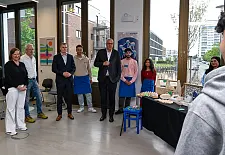 Bürgermeister Andreas besucht den Werksverkauf der Helmut-Schmidt-Schule.