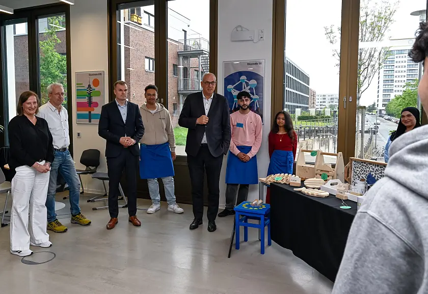Bürgermeister Andreas besucht den Werksverkauf der Helmut-Schmidt-Schule.