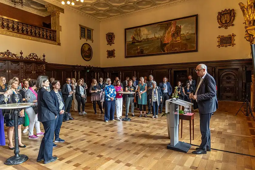Bürgermeister Bovenschulte begrüßt die Teilnehmenden zum Senatsempfang im Festsaal des Bremer Rathauses.