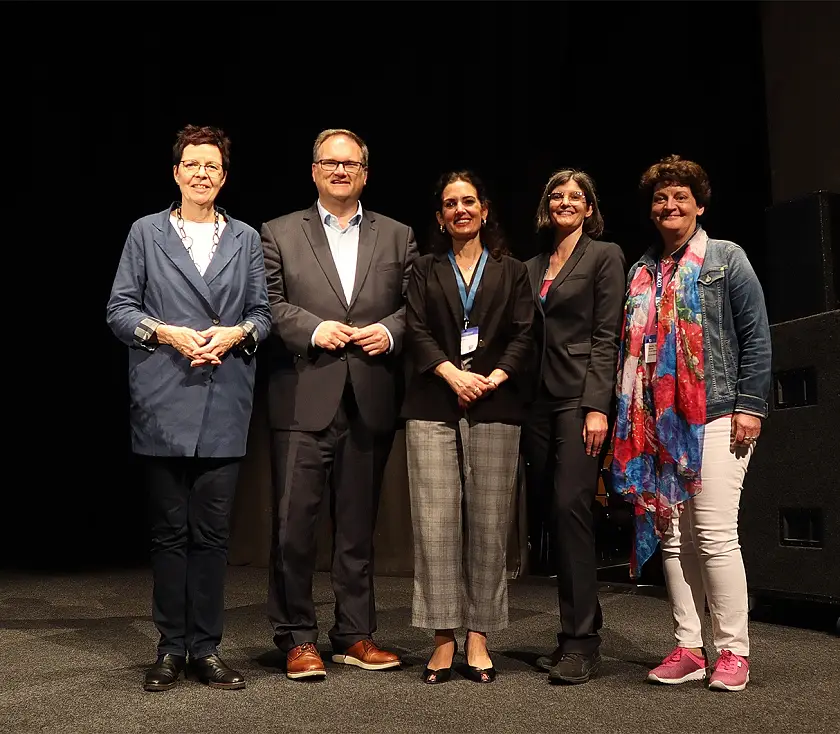 Sabine Homilius (Präsidentin von Bibliothek & Information Deutschland (BID) e.V.), Björn Fecker (Bürgermeister und Finanzsenator), Dr. Naika Foroutan (Expertin für Integrationsforschung und Gesellschaftspolitik), Lucia Werder (Direktorin Stadtbibliothek Bremen), Claudia Bodem (stellv. Direktorin Stadtbibliothek Bremen). Foto: Finanzressort 