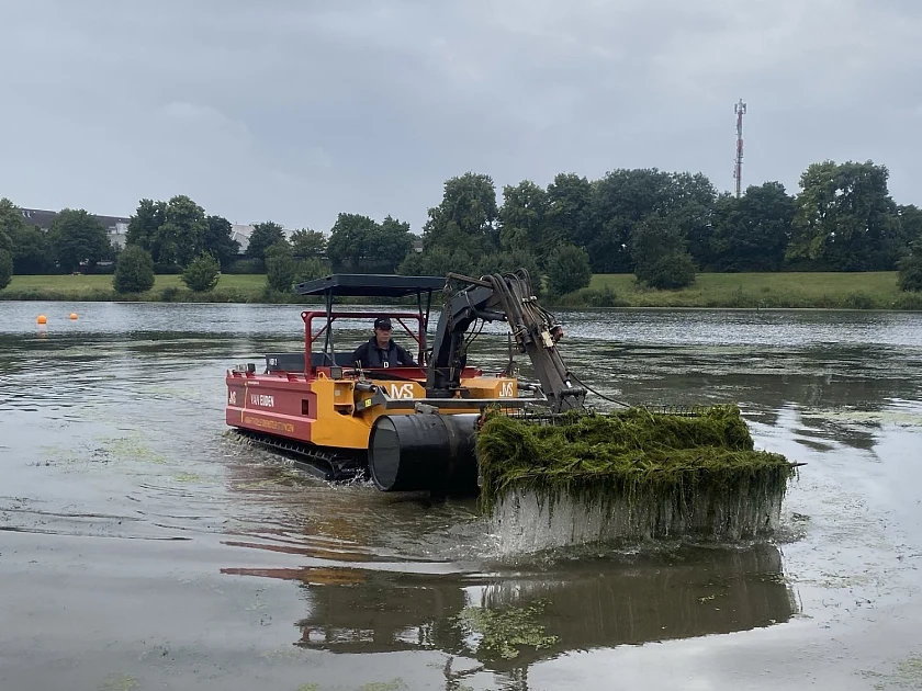 An der offiziellen DLRG-Badestelle holt Gottfried van Eijden mit seinem Amphibienfahrzeug die Wasserpest aus dem Werdersee.