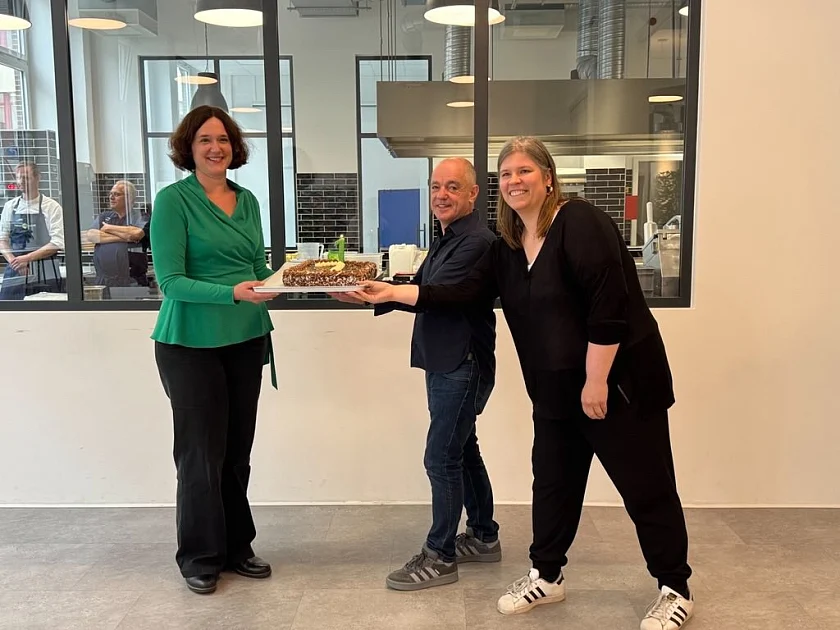 Kathrin Moosdorf (Senatorin für Umwelt, Klima und Wissenschaft), Ralf Perplies (Direktor vhs) und Anne Bockelmann (Leiterin Forum Küche) anlässlich des ersten Geburtstags des Bremer Kompetenzzentrums für nachhaltige Ernährung Forum Küche