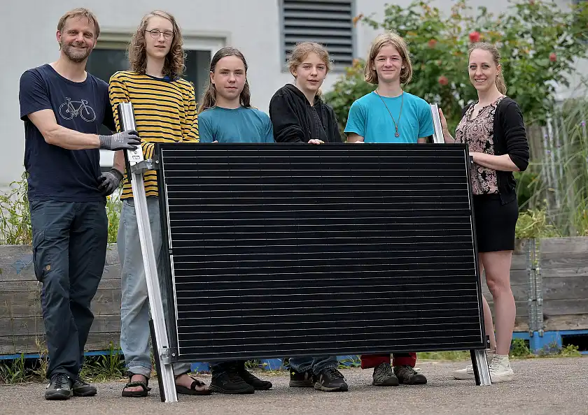 Mathias de Riese, engagiertes Elternteil, die Schüler Elias, Finn, Jonte und Fiete, sowie Laura Treptow, Schulleiterin der Freien Gemeinschaftsschule Bremen, freuen sich über das durch den Bremer Klimafonds finanzierte Balkonkraftwerk.
