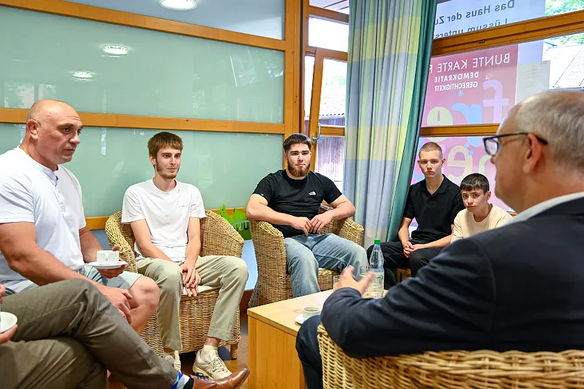 Von links: Pavel Fedorenko (Streetworker bei der Caritas) und Jugendliche aus dem Projekt Ringen im Gespräch mit Bürgermeister Andreas Bovenschulte. 