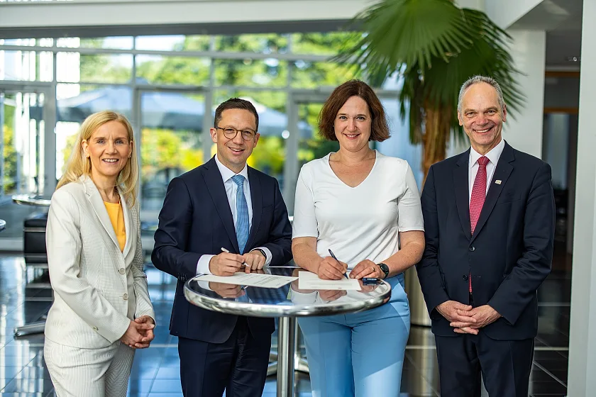 Streben den Status Exzellenzuniversität für den Verbund der Universitäten Bremen und Oldenburg an (von links): Prof. Jutta Günther (Rektorin Universität Bremen), der niedersächsische Wissenschaftsminister Falko Mohrs, Wissenschaftssenatorin Kathrin Moosdorf und der Rektor der Universität Oldenburg, Prof. Dr. Ralph Bruder. 