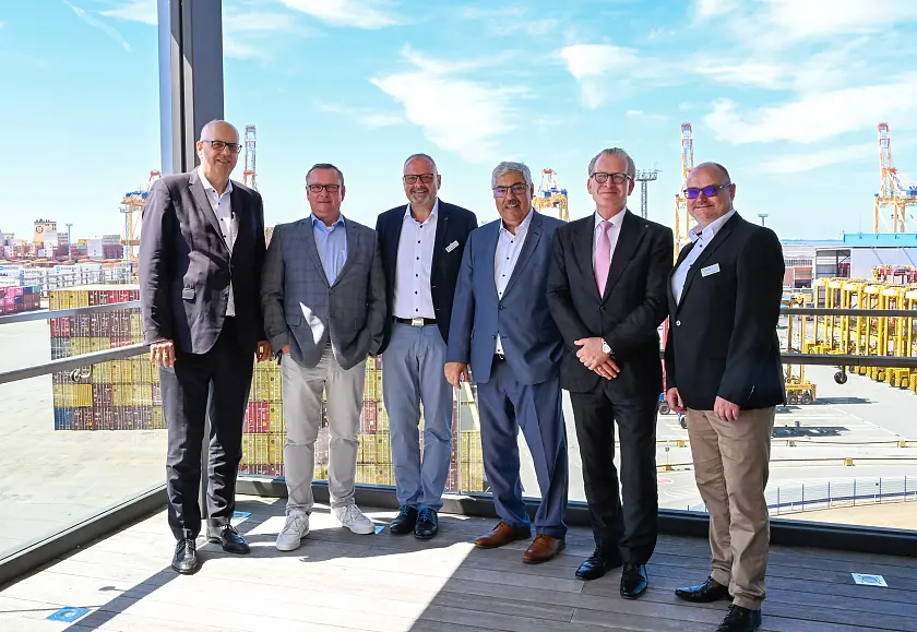 Sehe im Rail Gate Bremerhaven ein Stück der Zukunft der Häfen in Bremerhaven (von links): Bürgermeister Andreas Bovenschulte, Uwe Schmidt (Mitglied des Bundestages), Marc Dieterich (Geschäftsführer EUROGATE Container Terminal Bremerhaven GmbH (CTB), Melf Grantz (Oberbürgermeister Bremerhaven), Michael Blach (Vorstand Eurogate), Holger Lapuse (Projektmanager Eurogate Container Terminal Bremerhaven). 