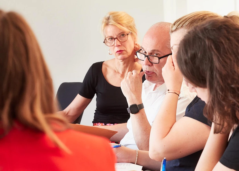 Die Schulleiterin Monika Steinhauser (Oberschule im Park) und Schulleiter Kai Westermann (OS Lehmhorster Straße) berichten aus der Praxis, wie das Programm den Schulalltag verändert hat. 
