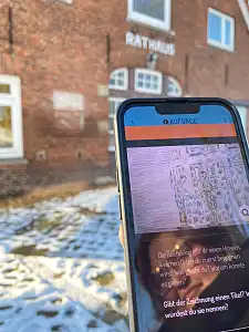 Die interaktive Actionbound-App #(in)visible:Farge  führt Nutzerinnen und Nutzer digital durch lokale Geschichte.