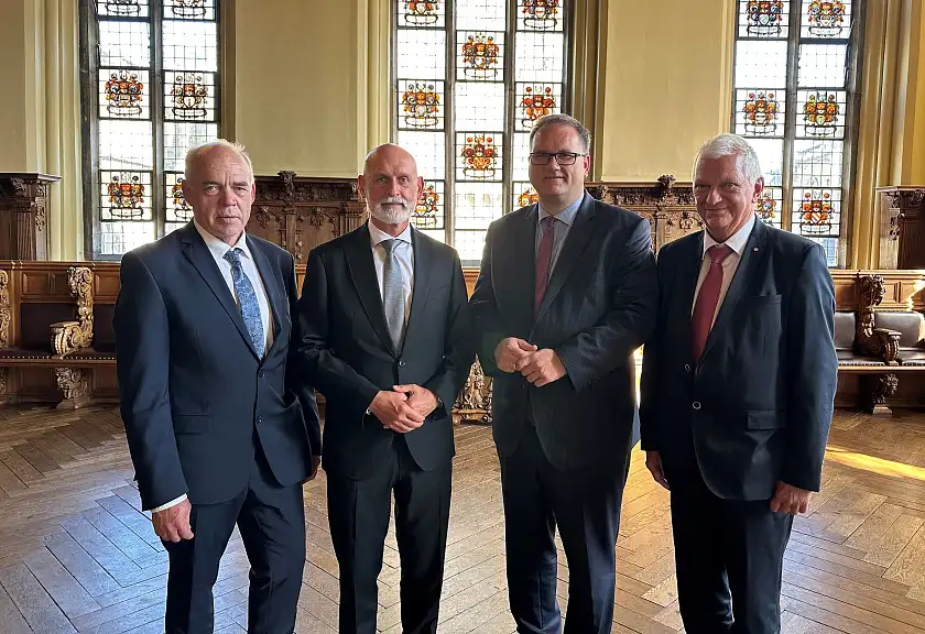 Feierten gemeinsam das 75. Jubiläum des Landesbundes Bremen im Deutschen Beamtenbund (dbb) (v.l.): dbb-Landesvorsitzender Olaf Wietschorke, dbb-Bundesvorsitzender Volker Geyer, Finanzsenator Björn Fecker und Joachim Zimmermann, Schatzmeister des dbb-Landesbundes. 