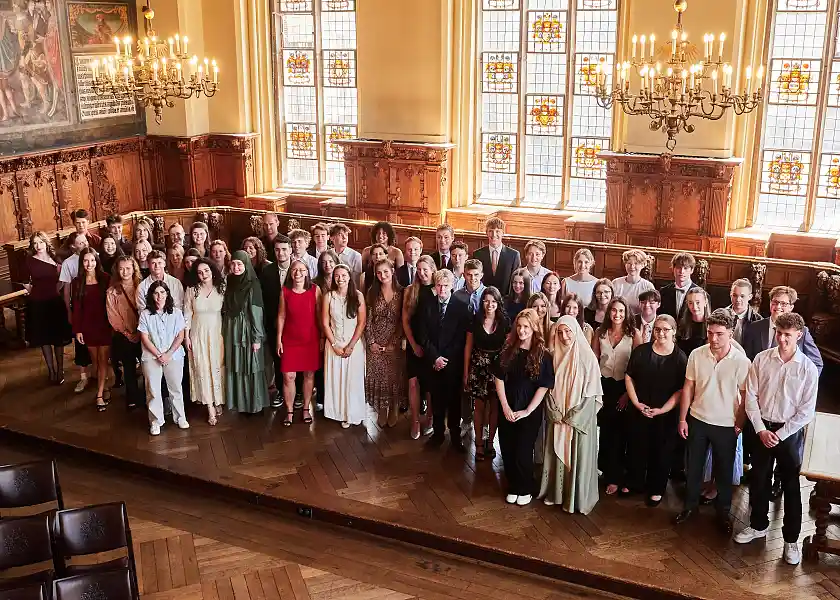 Feierliche Ehrung im Rathaus: Diese Schülerinnen und Schüler haben die Abi-Traumnote 1,0 erreicht. 