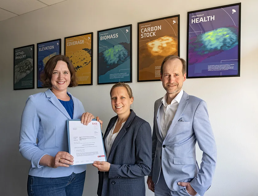 Senatorin Moosdorf übergibt gemeinsam mit dem Geschäftsführer der BAB, Ralf Stapp, den Förderbescheid an Hannah Brocke (Mitte), CSO der Plan Blue GmbH