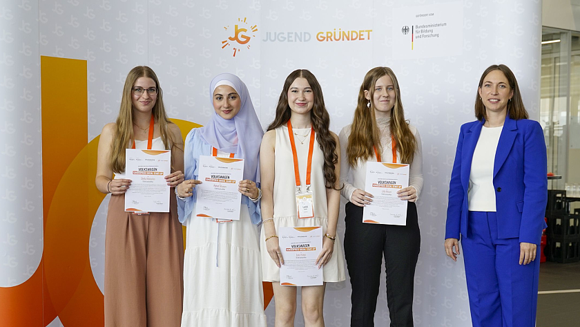 Laudatorin Josephine Fink (Volkswagen) mit den Preisträgerinnen (von links) Stella Matockin, Rahaf Ahsoun, Lara Yunuz, Lilly Meyer bei der Preisverleihung. 